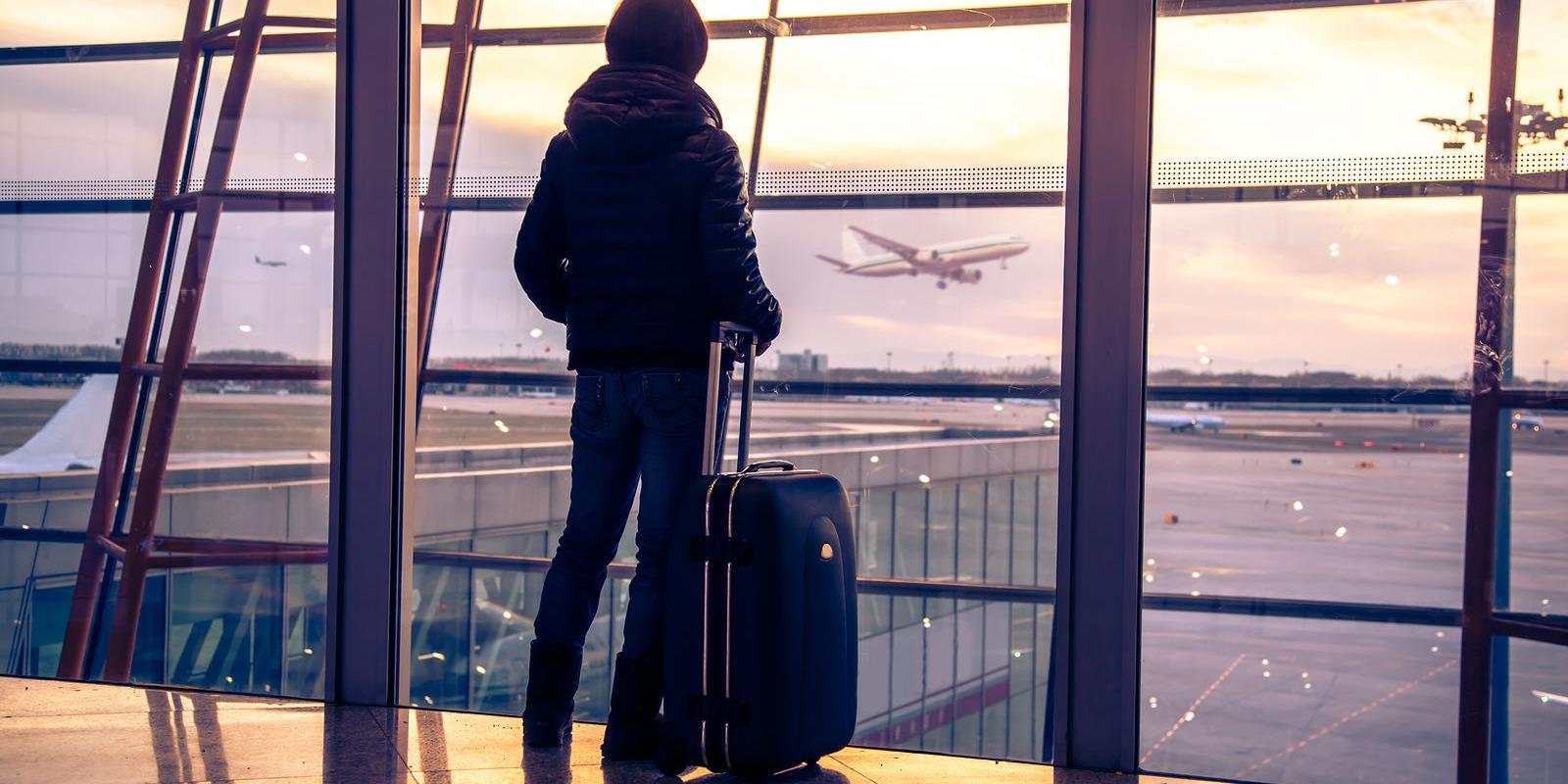 Почти половина молодых украинских планирует выехать за границу