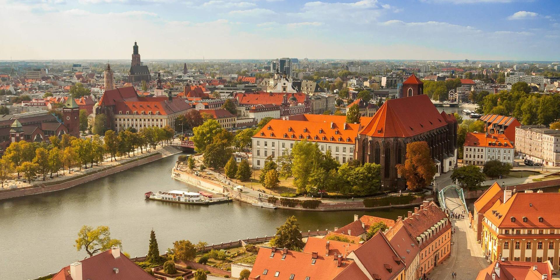 Польша смягчает карантин и продлевает легализацию иностранцам