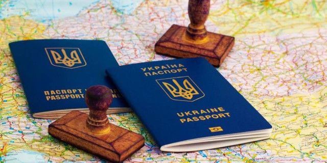 Закордонні паспорти отримують без довідки із військкомату! фото