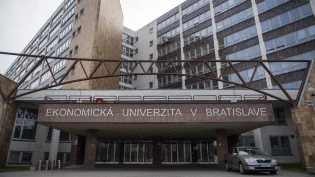Экономический университет в Братиславе - фото 1